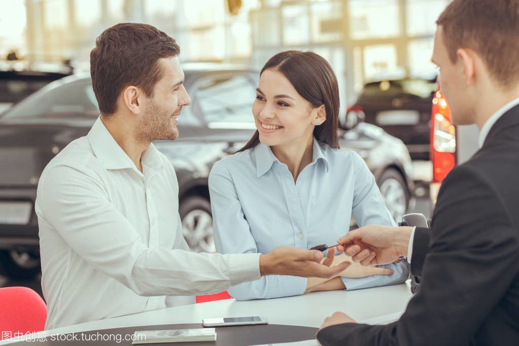 从出租车到共享出行 年轻一代如何重塑城市交通租赁服务